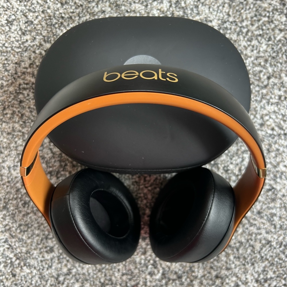 Studio3 beats in black and gold
